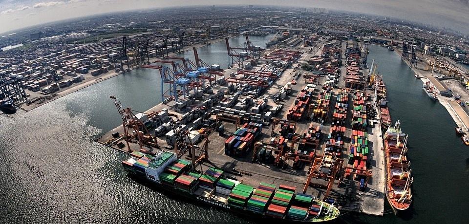 cargo port operations showing Indonesia investment landscape 2026 and international trade logistics