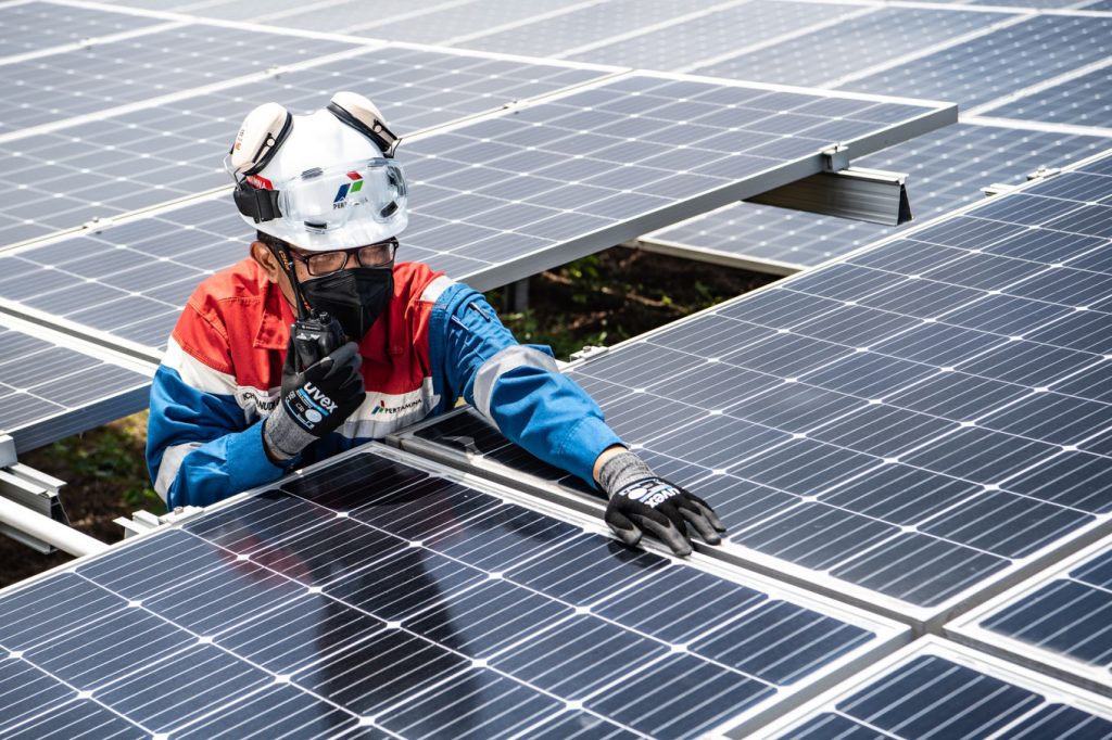 solar panels and renewable energy supporting Indonesia green business opportunities