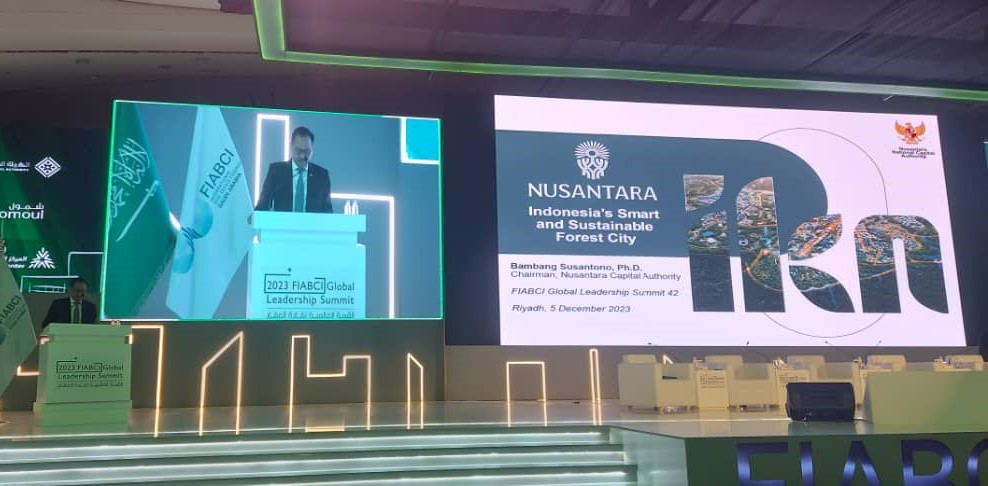 Bambang Susantono presenting Nusantara master plan at FIABCI Summit Riyadh podium