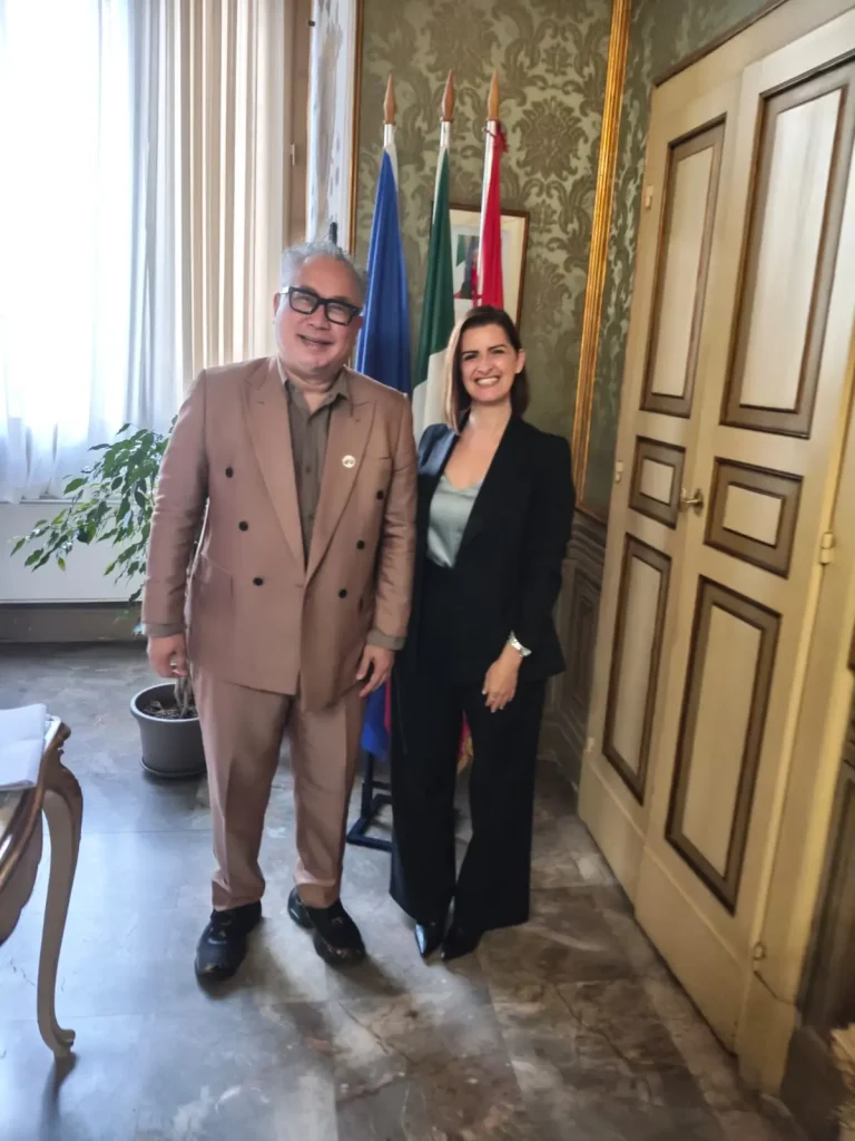 Mayor Vittoria Ferdinandi welcoming international visitors to Perugia