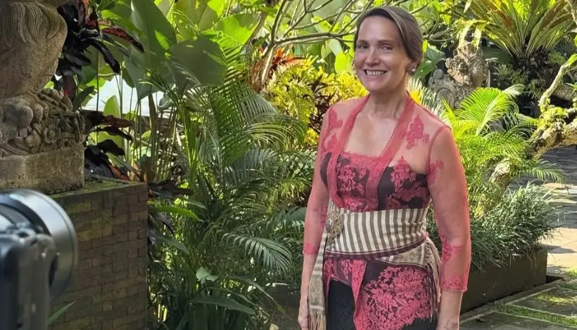 Janet De Neefe speaking with international guests during the 2025 Ubud Writers & Readers Festival.