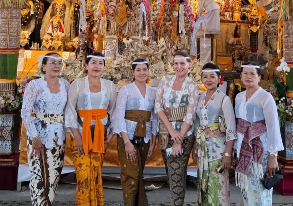 Janet De Neefe wearing traditional Balinese kebaya alongside members of the Balinese community.