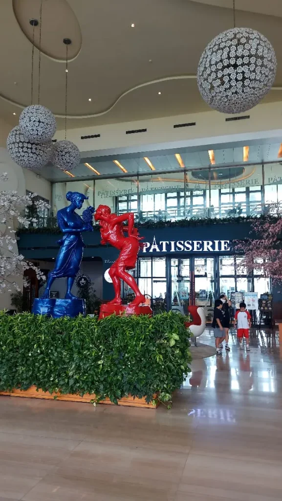 The iconic sculpture displayed at a Ciputra Group property, inspired by the artistic characters of Indonesian painter Hendra Gunawan.