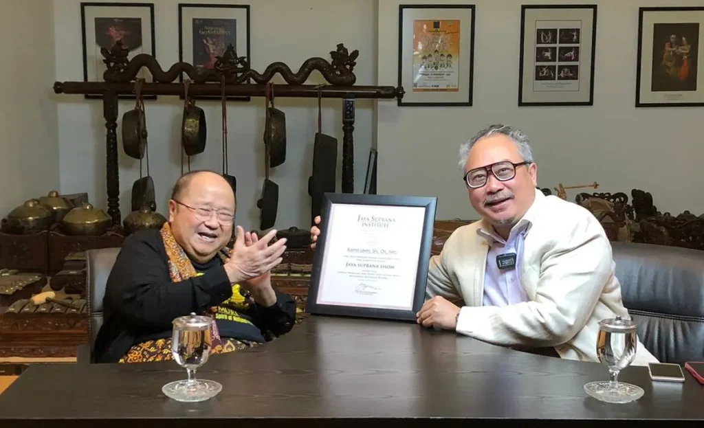 Rusmin Lawin receives a MURI award from Jaya Suprana in recognition of his exceptional international travel during the COVID-19 pandemic.