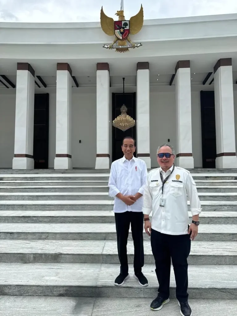 Rusmin Lawin and former President Joko Widodo during an official meeting.