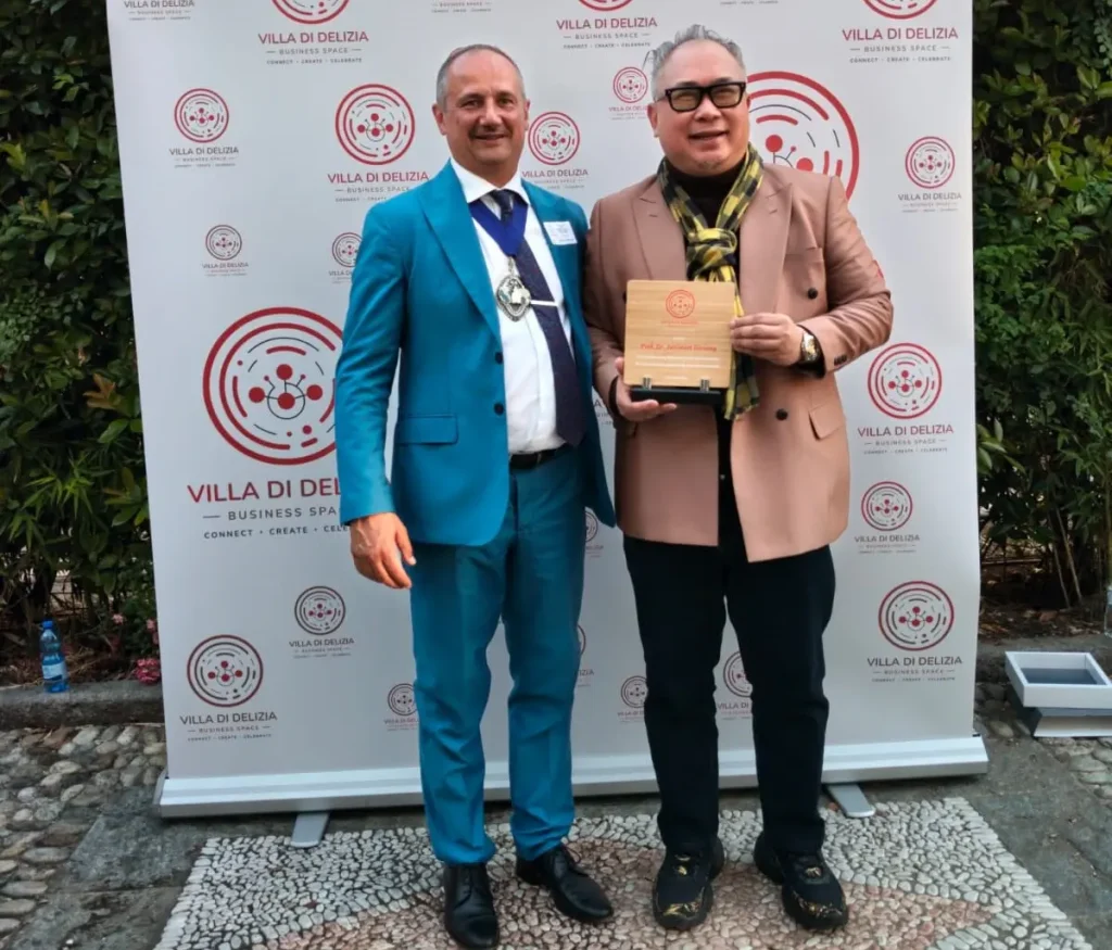 Rusmin Lawin with Antonio Campagnoli of FIABCI, strengthening international cooperation and expanding Indonesia's global real estate network through professional collaboration.