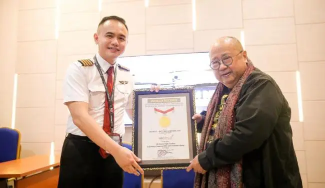 Dr. Gema Goeyardi receiving MURI Award